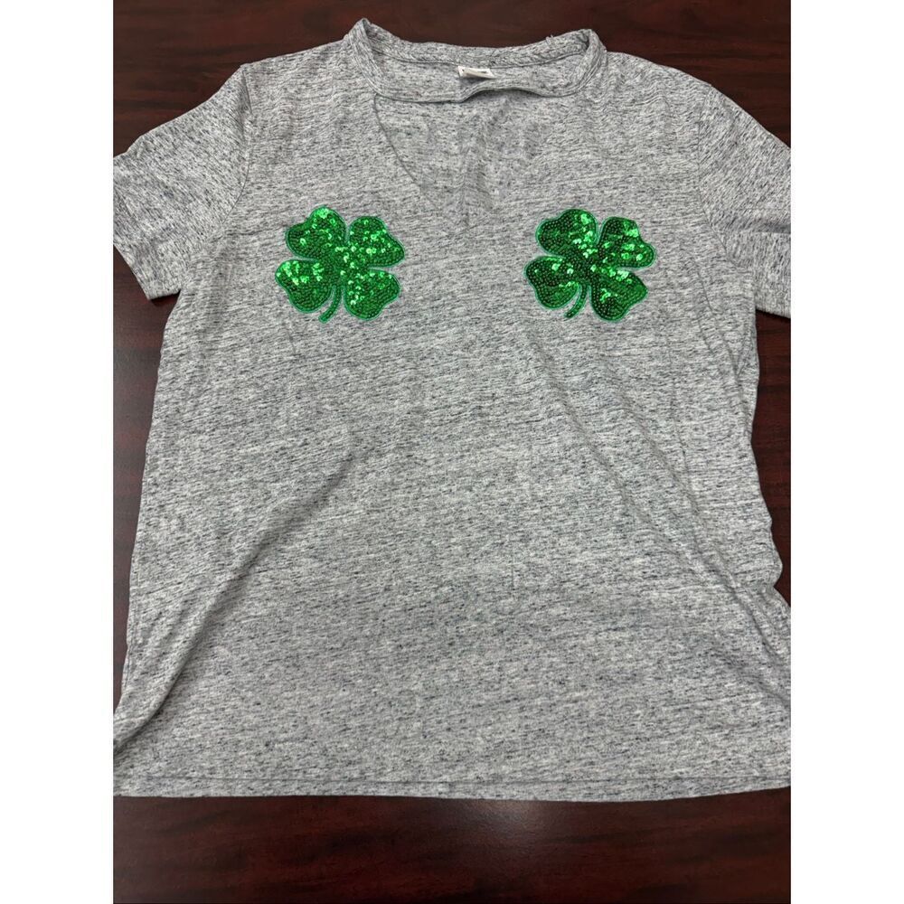 PINK Victoria’s Secret St. Patrick Day Grey Short Sleeve Tee Size Medium
